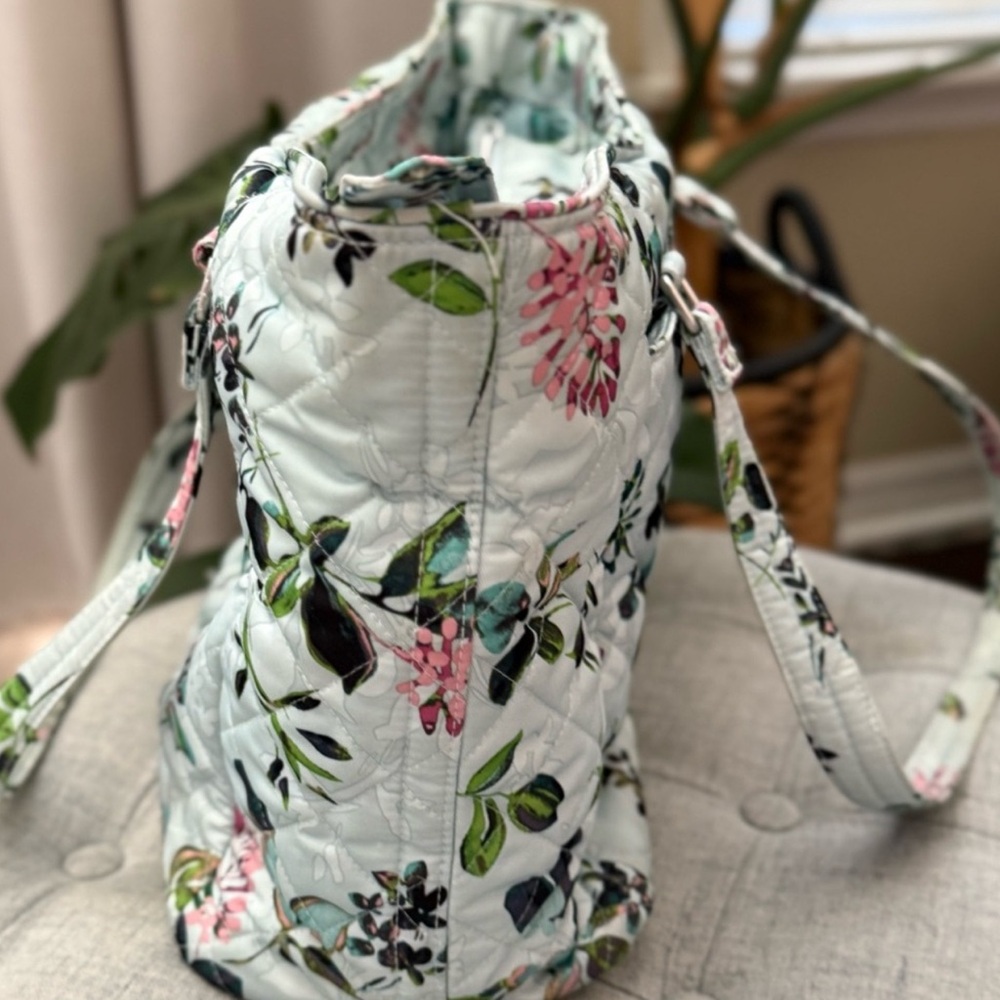 Vera Bradley Seawater Blooms🌸Extra Large Quilted Floral 2025 Tote or Diaper Bag - Picture 6 of 7